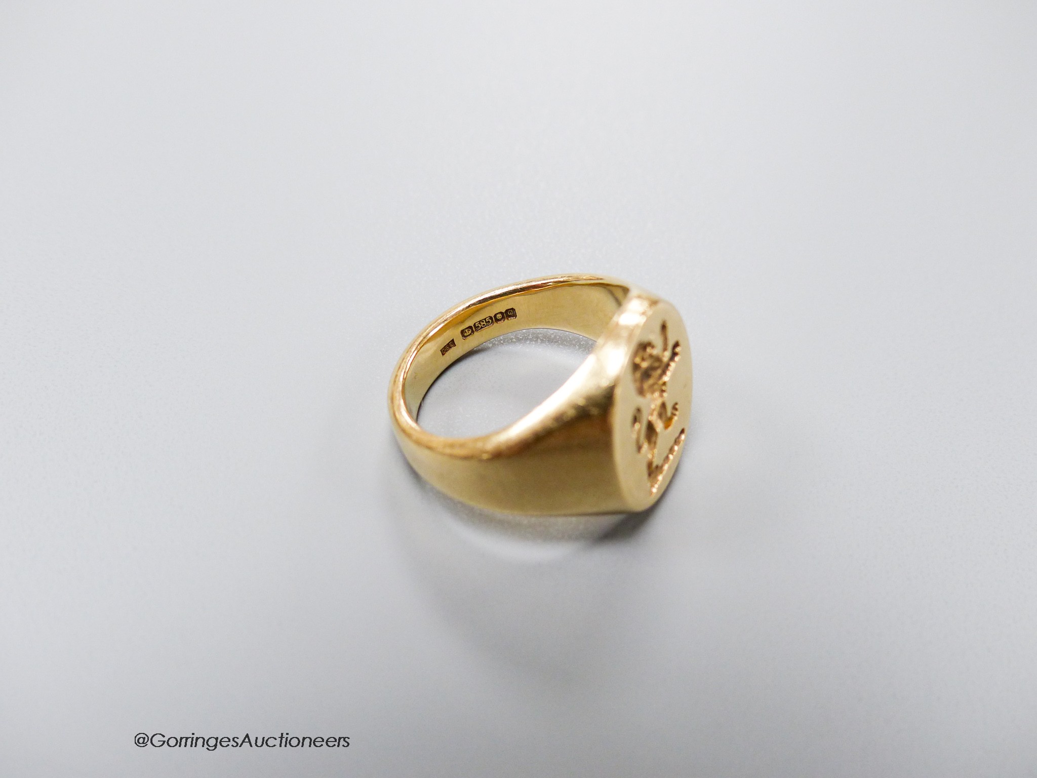 A modern 14ct gold intaglio signet ring, carved with a rampant lion crest, size I, 9.3 grams.